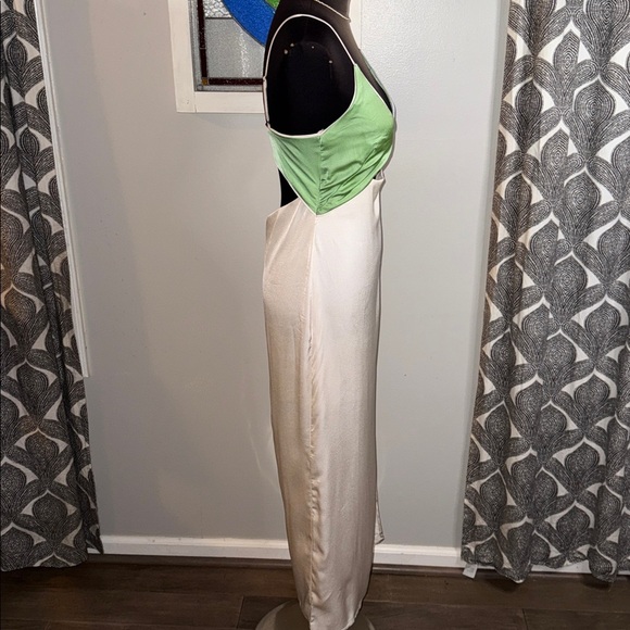 Fore (carried at Bloomingdale’s) Elegant Cut Out Semi Open Back Dress SZ Medium - Picture 9 of 11